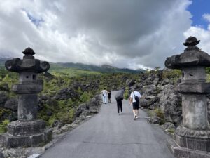 浅間山の雄大な自然を感じる。鬼押出し園で溶岩が創り出した絶景を歩く