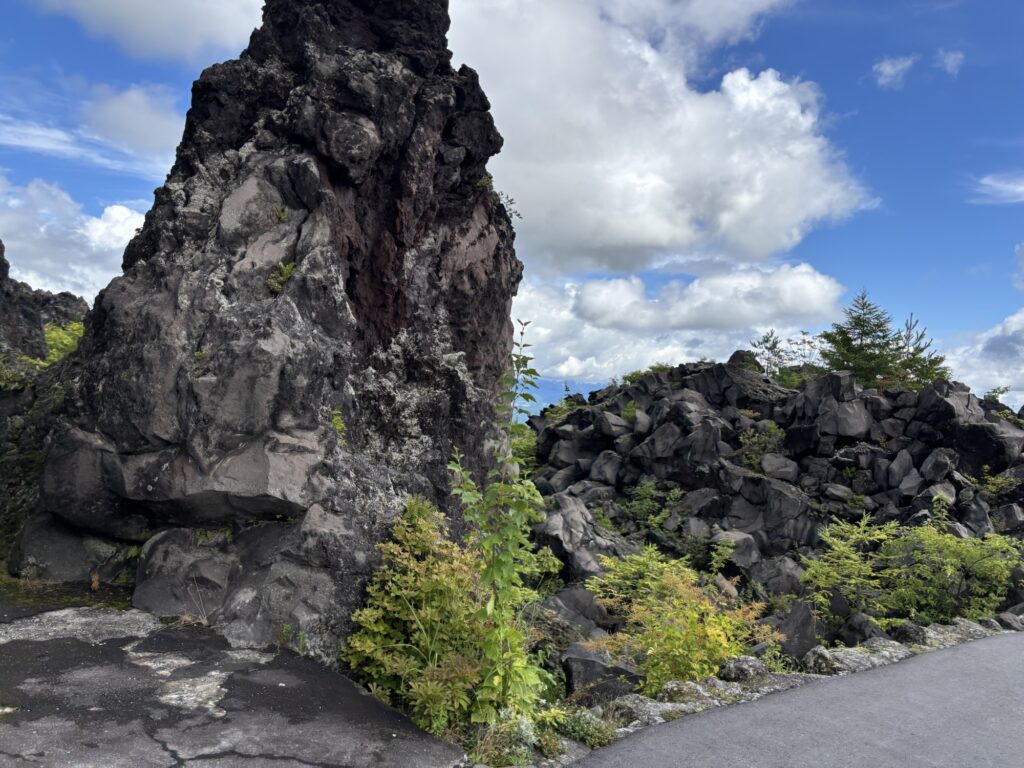 浅間山の雄大な自然を感じる。鬼押出し園で溶岩が創り出した絶景を歩く