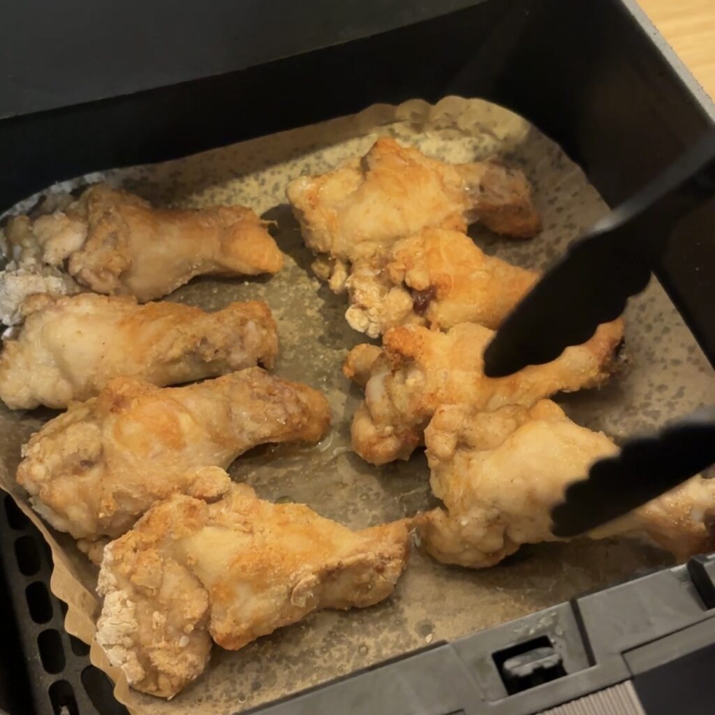 COSORI 手羽元唐揚げ 裏返す